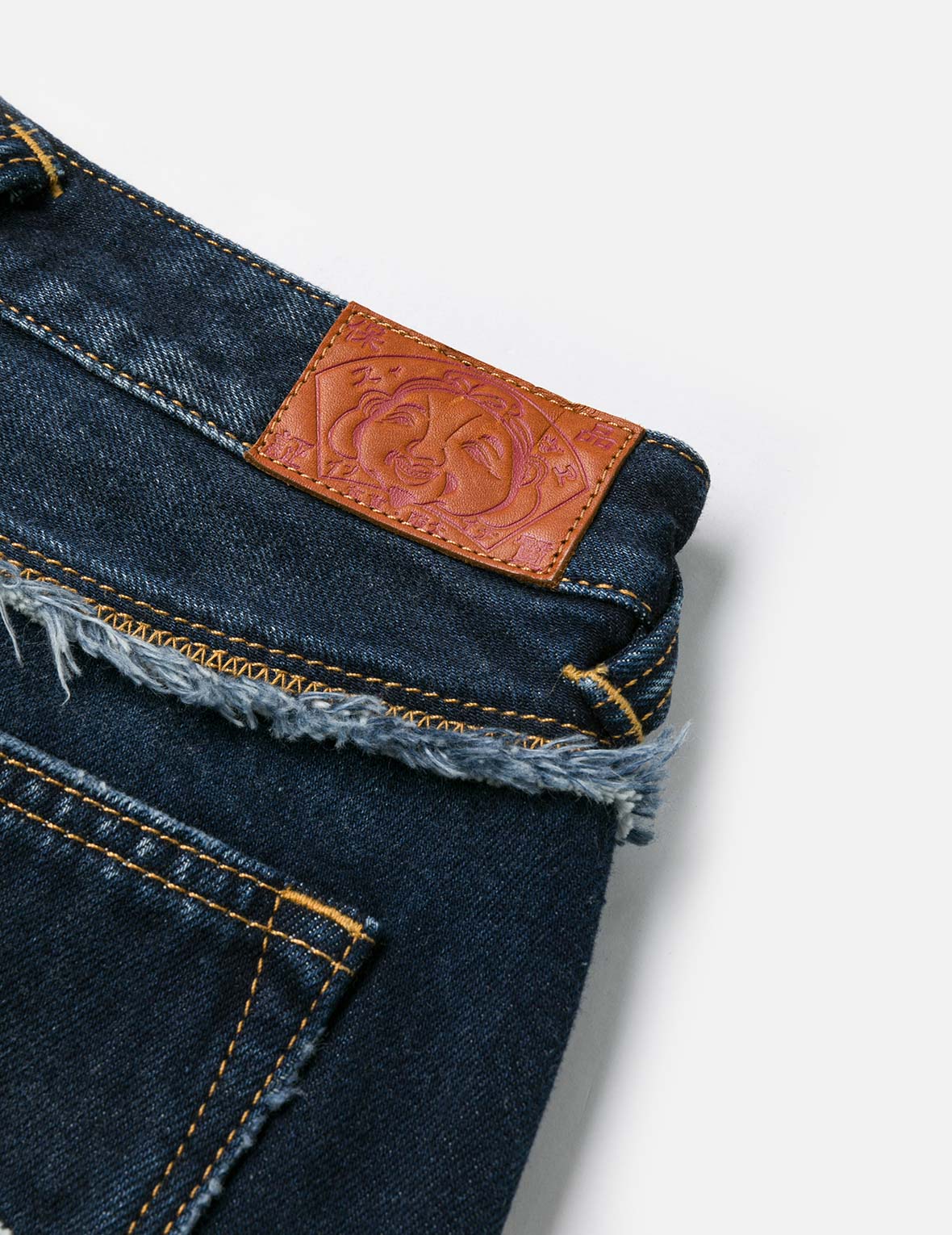 Distressed Kamon and Seagull Appliqué Embroidery Fashion Fit Denim Shorts