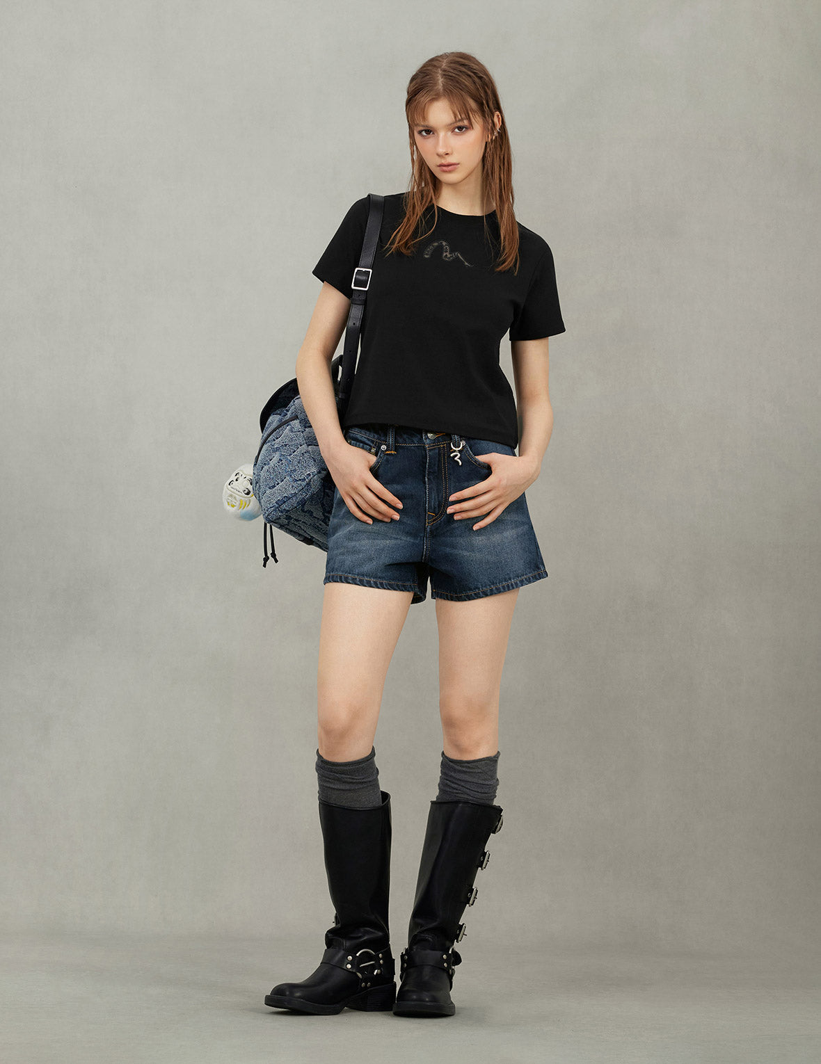 Distressed Kamon and Seagull Appliqué Embroidery Fashion Fit Denim Shorts