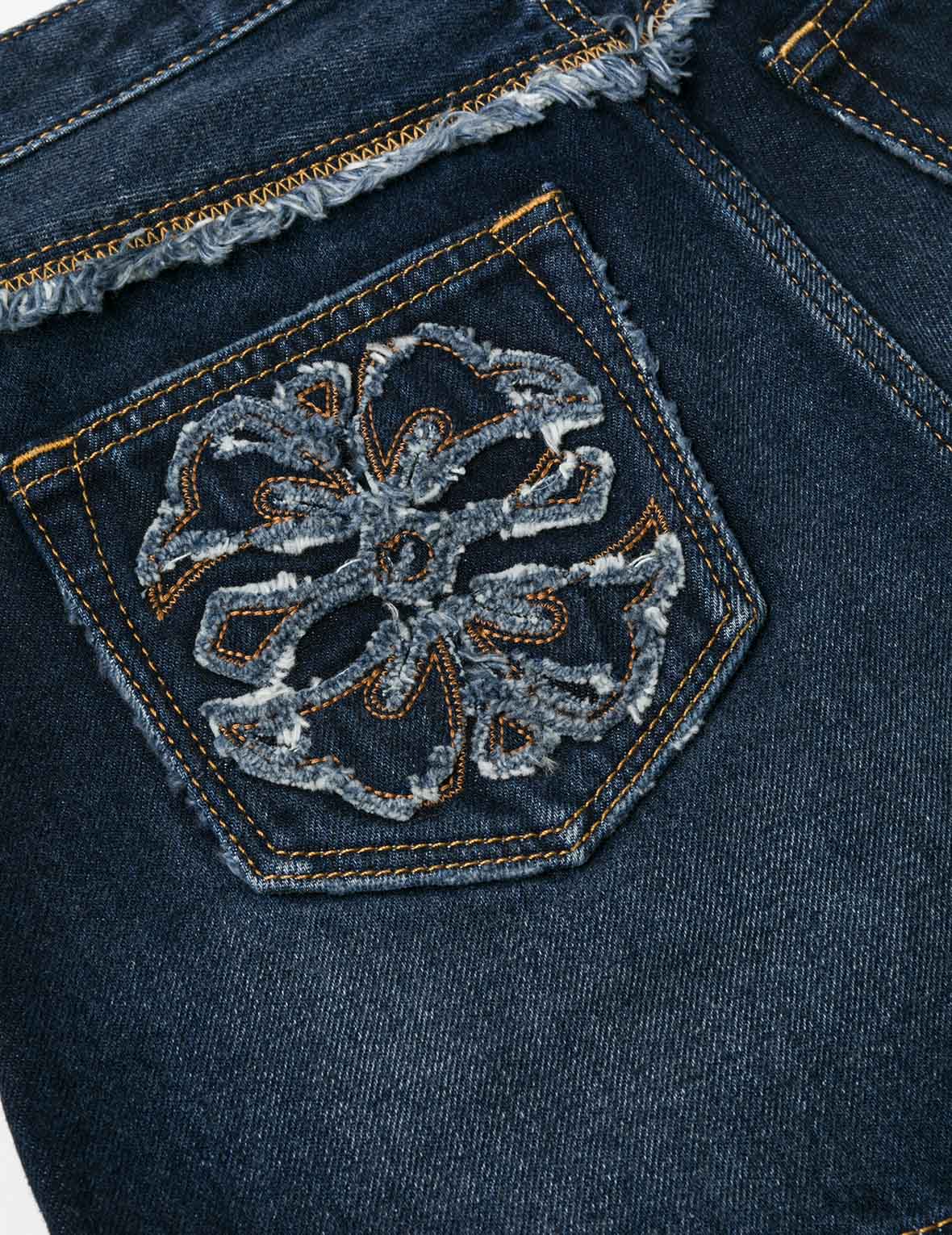 Distressed Kamon and Seagull Appliqué Embroidery Fashion Fit Denim Shorts