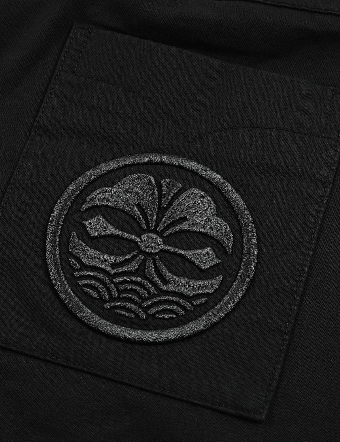 Slogan and Kamon Embroidery Cargo Shorts