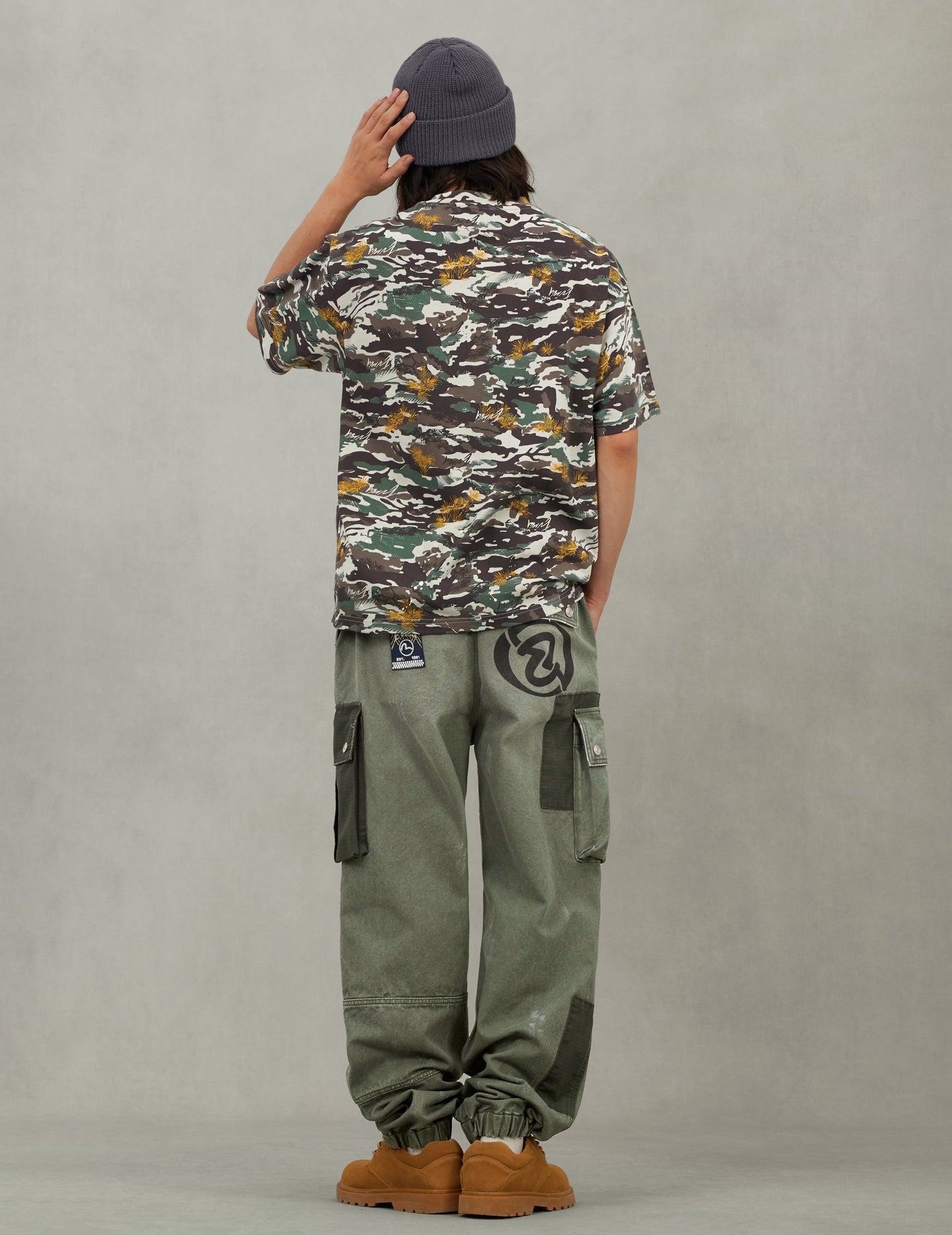 Graffiti-Style Seagull and Logo Print Relax Fit T-Shirt