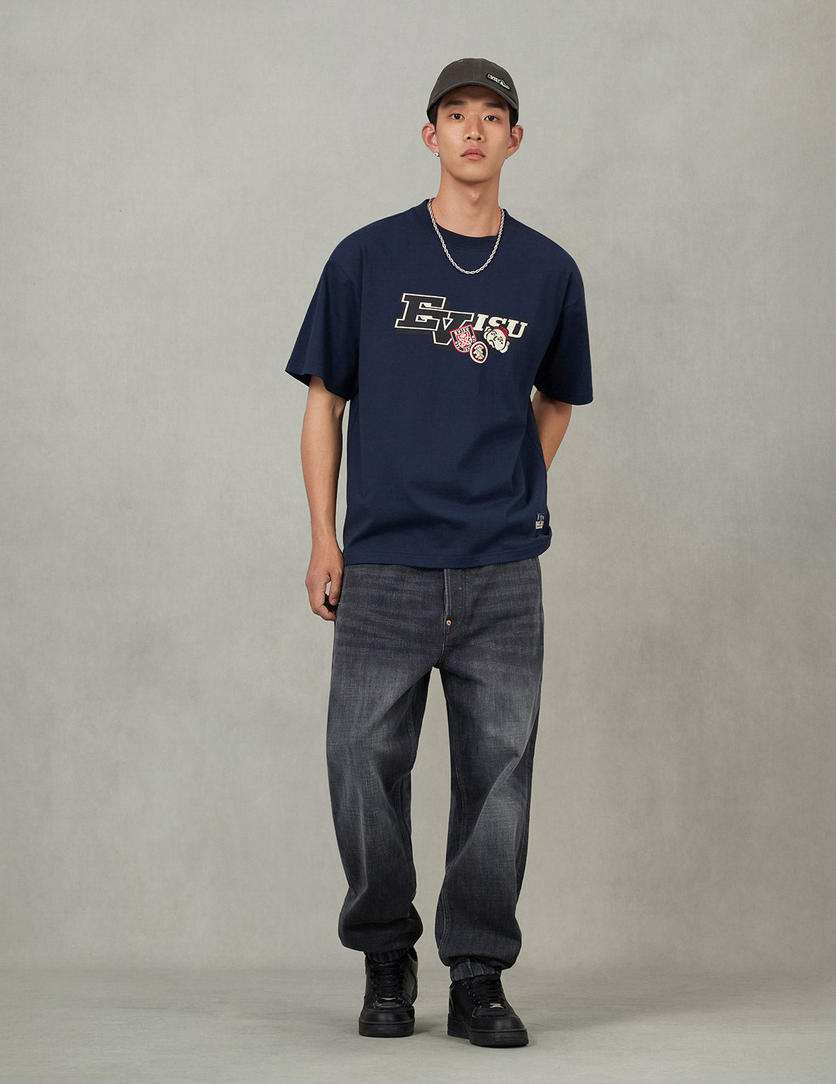Henohenomohe Godhead and Wheel of Wisdom tag Daicock Print Relax Fit T-Shirt